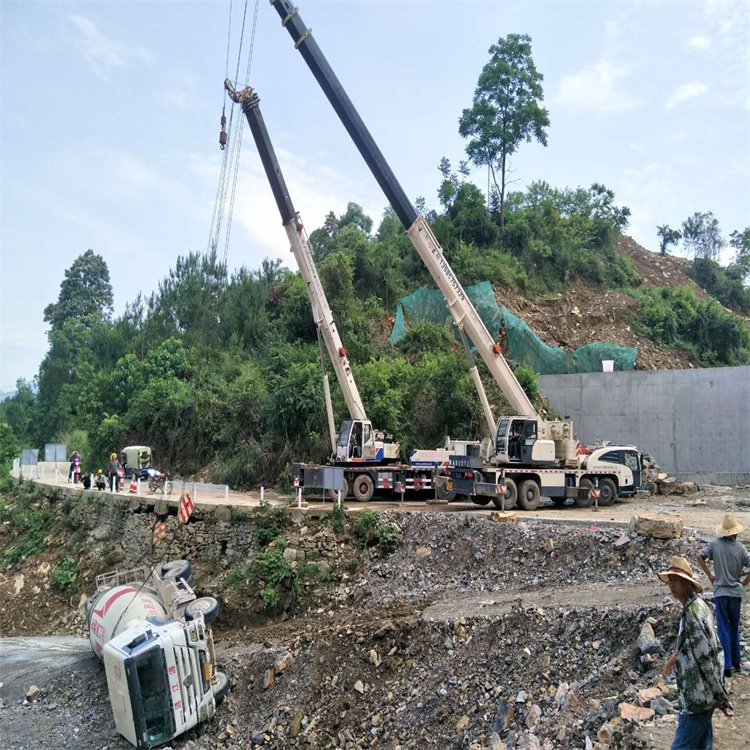 南川汽车掉沟里叫吊车救援要多少钱